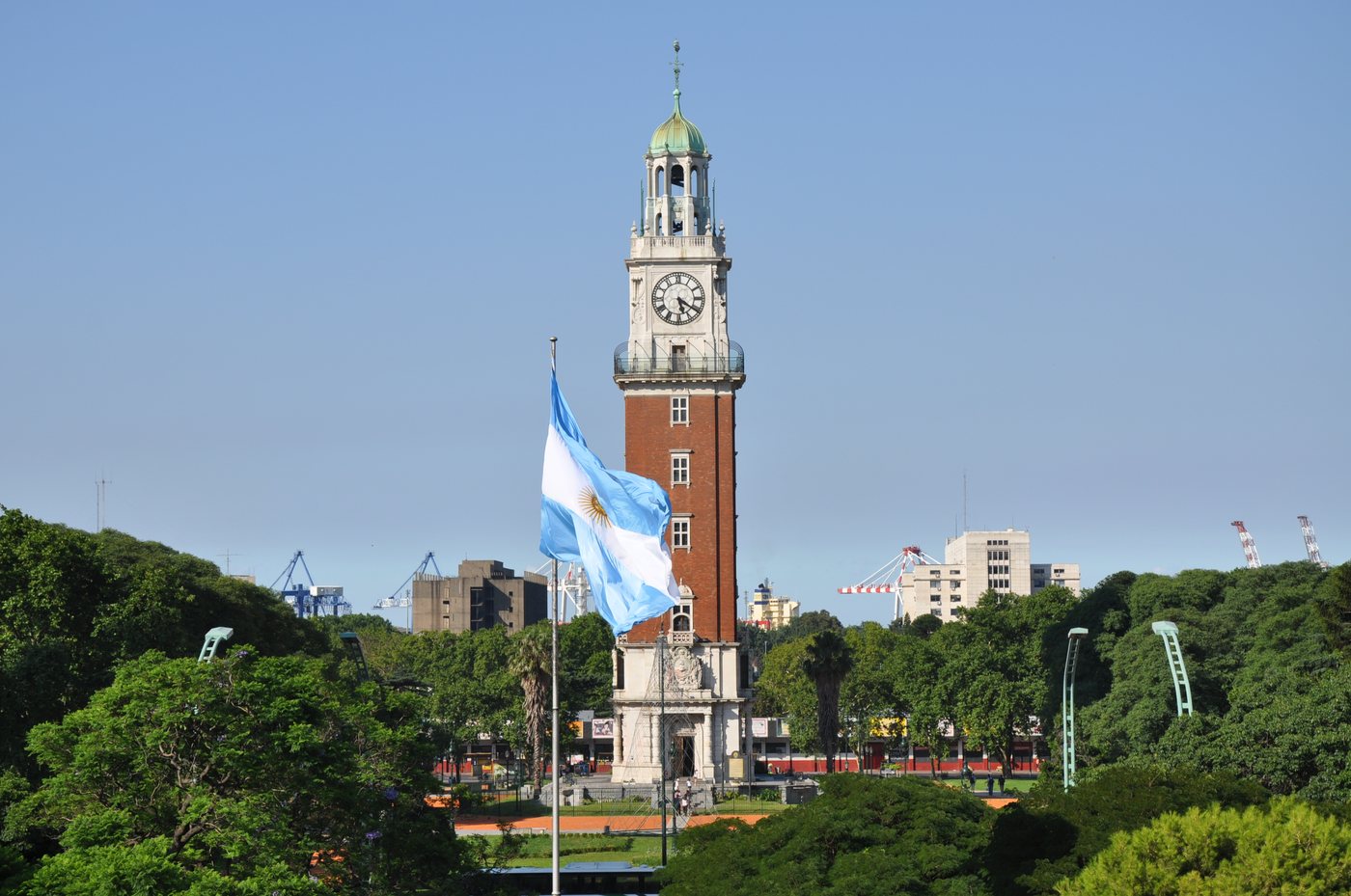 Plano contrapicado de Torre Monumental con detalle del reloj y la base de piedra