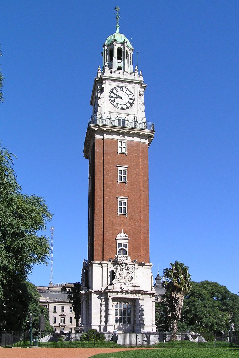 Vista frontal de Torre Monumental con cúpula y reloj visibles