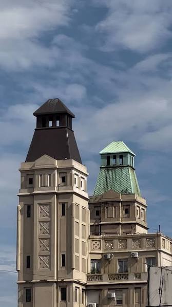 Fotografia de Torre Saint contra el skyline